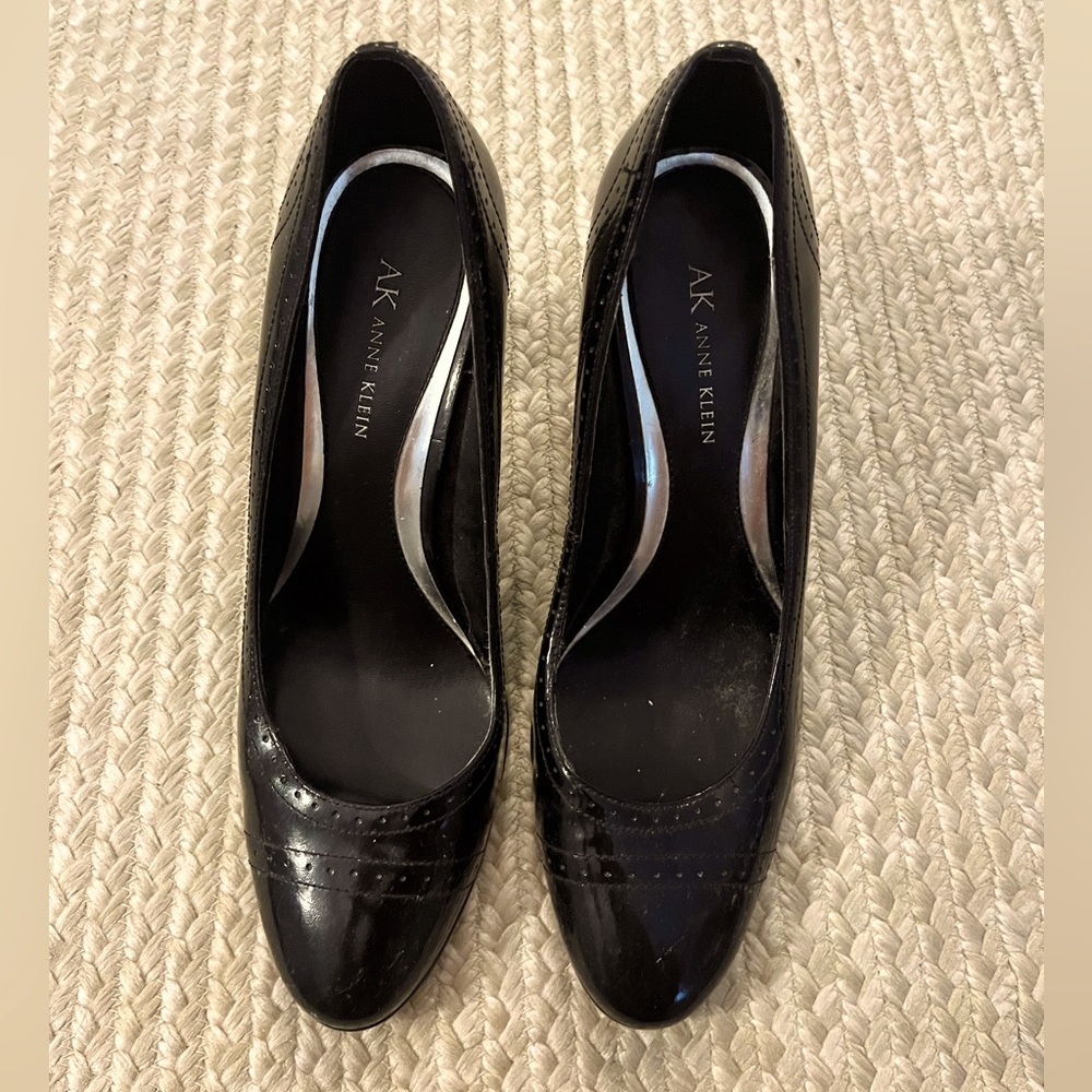 Anne Klein black patent leather pumps